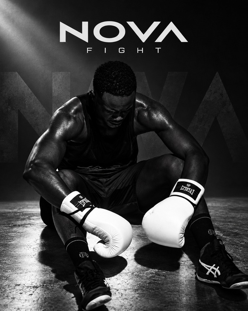 Creatividad de anuncio en blanco y negro con un boxeador sentado en el ring